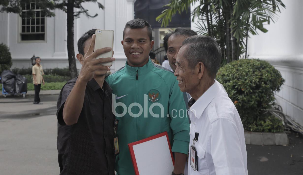 Fans berfoto selfie bersama Manahati Lestusen di Istana Negara, Jakarta (19/12/2016). (Bola.com/Nicklas Hanoatubun)