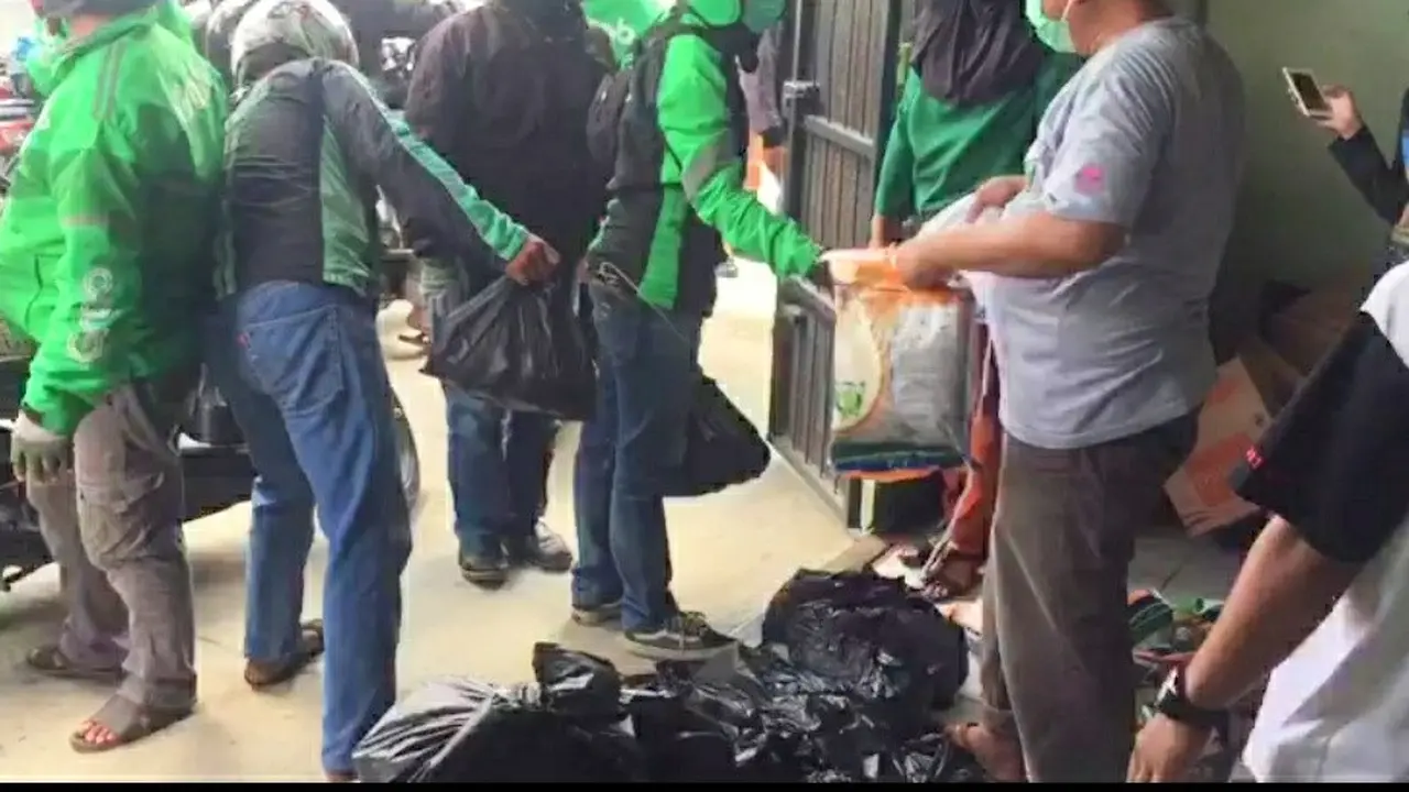 Ojek online di Kota Kendari yang mengantarkan sembako kepada warga di tengah wabah Corona Covid-19, Jumat (3/4/2020).(Liputan6.com/Ahmad Akbar Fua)