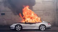 Kerusuhan, Buruh Bakar Porsche 911