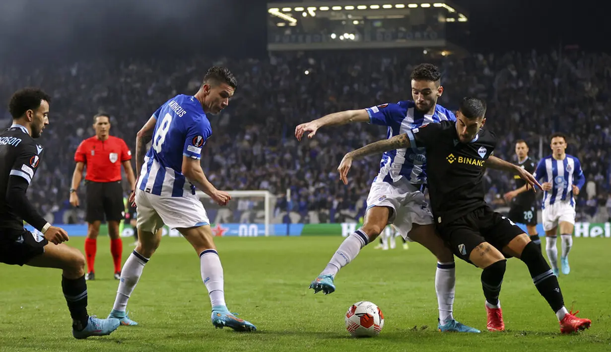 Pemain Lazio Mattia Zaccagni (kanan) berebut bola dengan pemain Porto Joao Mario pada pertandingan Liga Europa di Stadion Dragao, Porto, Portugal, 17 Februari 2022. Porto menang 2-1. (AP Photo/Luis Vieira)