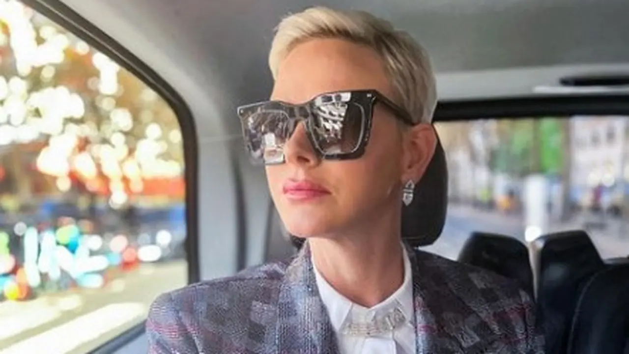 Tampilan Putri Charlene Hadiri Show Louis Vouitton di Paris Fashion Week