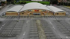Foto dari udara menunjukkan sebuah gimnasium yang tutup di Dublin, Irlandia (22/10/2020). Mulai Kamis (22/10), Irlandia memberlakukan lagi karantina wilayah (lockdown) nasional akibat penyebaran kembali COVID-19 di negara tersebut. (Xinhua)