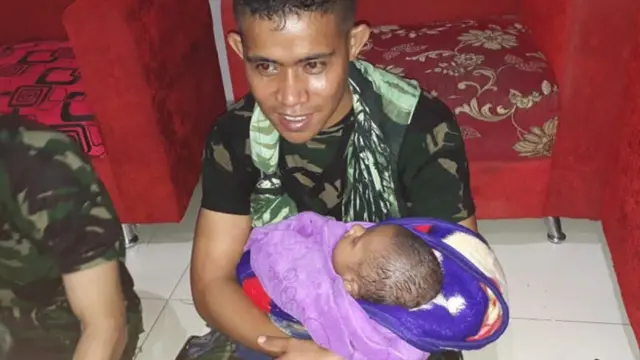 TNI selamatkan bayi korban banjir sentani (foto: instagram/@puspentni)