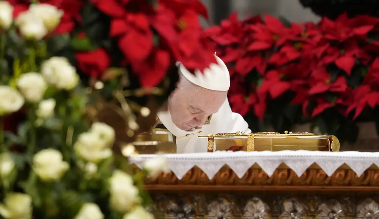 Paus Fransiskus membungkuk di atas altar ia merayakan misa Epiphany di Basilika Santo Petrus, Vatikan, 6 Januari 2022. Epiphany adalah sebuah hari raya keagamaan dalam sejumlah denominasi gereja Kristen pada tanggal 6 Januari. (AP Photo/Gregorio Borgia)
