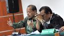 Sutan Bhatoegana bertanya pada saksi saat menjalani sidang lanjutan di Pengadilan Tipikor, Jakarta. Kamis (7/5/2015). Sidang untuk mendengarkan keterangan saksi terkait dugaan penerimaan gratifikasi di Kementerian ESDM. (Liputan6.com/Andrian M Tunay)