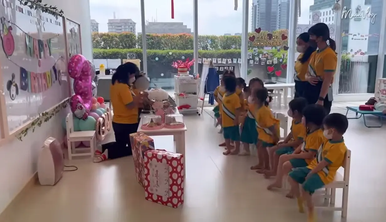 Tidak hanya merayakan secara sederhana bareng keluarga, tapi juga bersama teman-teman sekolah. Beberapa potret berikut momen ulang tahun Gewa bersama teman sekolah. [Youtube/Mutia Ayu]