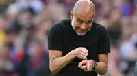 Pelatih Manchester City, Pep Guardiola, terlihat kesal saat memimpin anak asuhnya pada final Piala FA 2024/2025 melawan Crystal Palace di Stadion Wembley, Sabtu (17/5/2025) malam WIB. (Glyn KIRK / AFP)