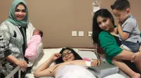 Caca Tengker bersama dengan ibu dan kakaknya (Instagram)