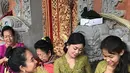 "Angguun sekali mbak happy salma," tulis ani_mahendrata. "Suka bgt liat kalu liat seseorang entah siapa pkai baju adat Bali 😍," tulis indriasenowati. "Jegeg tetaliii gadis bali..🙄," tulis sudarmin9841. (Instagram/happysalma)