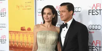 Berita perceraian Angelina Jolie dan Brad Pitt nampaknya tak akan usai, setelah ada beberapa kasus sebelumnya, kini muncul kabar baru yaitu penemuan beberapa foto wanita lain di ponsel Brad Pitt oleh Jolie. (AFP/Bintang.com)