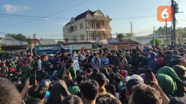 Momen ketika anggota DPRD Sulsel menemui ratusan massa aksi (Liputan6.com/Fauzan)