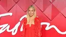 Gwyneth Paltrow pun tampil tak kalah memukau. Ia tiba di red carpet Fashion Awards 2023 dalam balutan gaun merah Valentino. [Foto: Instagram/karlaotto]