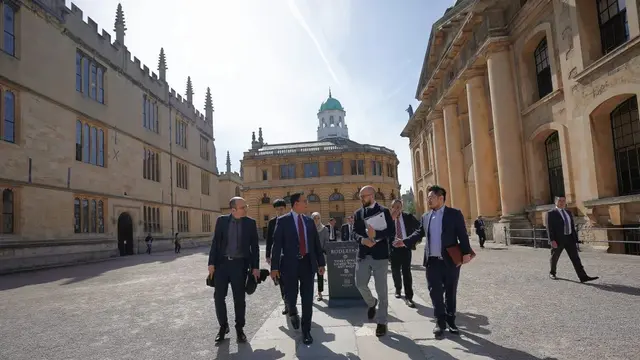 Gubernur DKI Jakarta Anies Baswedan saat berkunjung ke Universitas Oxford. (Instagram @aniesbaswedan)