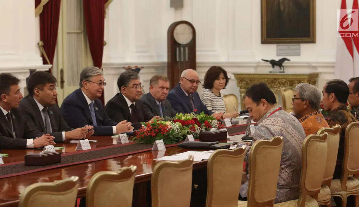 Suasana saat Presiden Jokowi menerima Ketua Senat Parlemen Republik Kazakhstan di Istana Merdeka, Jakarta, Selasa (13/3). Kedatangan perwakilan Parlemen Kazakhstan menyampaikan undangan dari Presiden Nursultan Nazarbayev. (Liputan6.com/Angga Yuniar)