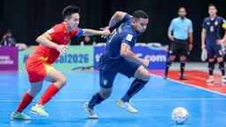 Pemain Timnas Futsal Thailand, Muhammad Osmanmusa (kanan) menggiring bola melewati pemain Vietnam, Nguyễn Mạnh Dũng dalam laga Grup B Piala Asia Futsal 2026 di Indonesia Arena, Senayan, Jakarta, Sabtu (31/01/2026). (Bola.com/Bagaskara Lazuardi)