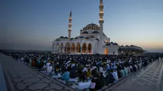 Para jamaah Muslim menunggu sebelum memulai Iftar, yaitu makan atau minum yang mengakhiri puasa seharian, selama bulan suci Ramadan di Masjid Agung Sharjah, dekat Dubai, Uni Emirat Arab, Jumat 27 Februari 2026. Masjid Agung Sharjah merupakan salah satu yang terbesar di Uni Emirat Arab. (AP Photo/Altaf Qadri)