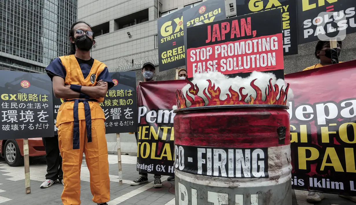 Sejumlah aktivis Wahana Lingkungan Hidup Indonesia (Walhi) berunjuk rasa di depan Kantor Kedutaan Besar Jepang, Jakarta, Selasa (1/11/2022). Mereka menyampaikan protes terhadap pemerintah Jepang yang mempromosikan berbagai teknologi seperti co-firing hidrogen dan amonia, teknologi penangkapan dan penyimpanan karbont (CCS), serta penggunaan Liquid Natural Gas (LNG) untuk investasi sektor energi mereka melalui strategi GX (Green Transformation) karena dianggap solusi palsu dalam mengatasi krisis iklim. (Liputan6.com/Johan Tallo)