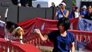 Salah satu peserta tampak memerintahkan anjingnya untuk melintasi papan sempit (Liputan6.com/Andrian M Tunay)