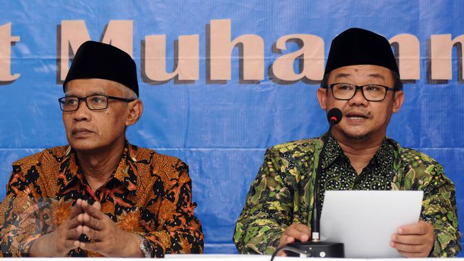 Sekretaris Umum PP Muhammadiyah, Abdul Mu'ti (kanan) membacakan pernyataan sikap PP Muhammadiyah terhadap Pilkada Serentak 15 Februari di Jakarta, Senin (13/2). Ada tujuh butir pernyataan sikap PP Muhammadiyah. (Liputan6.com/Helmi Fithriansyah)