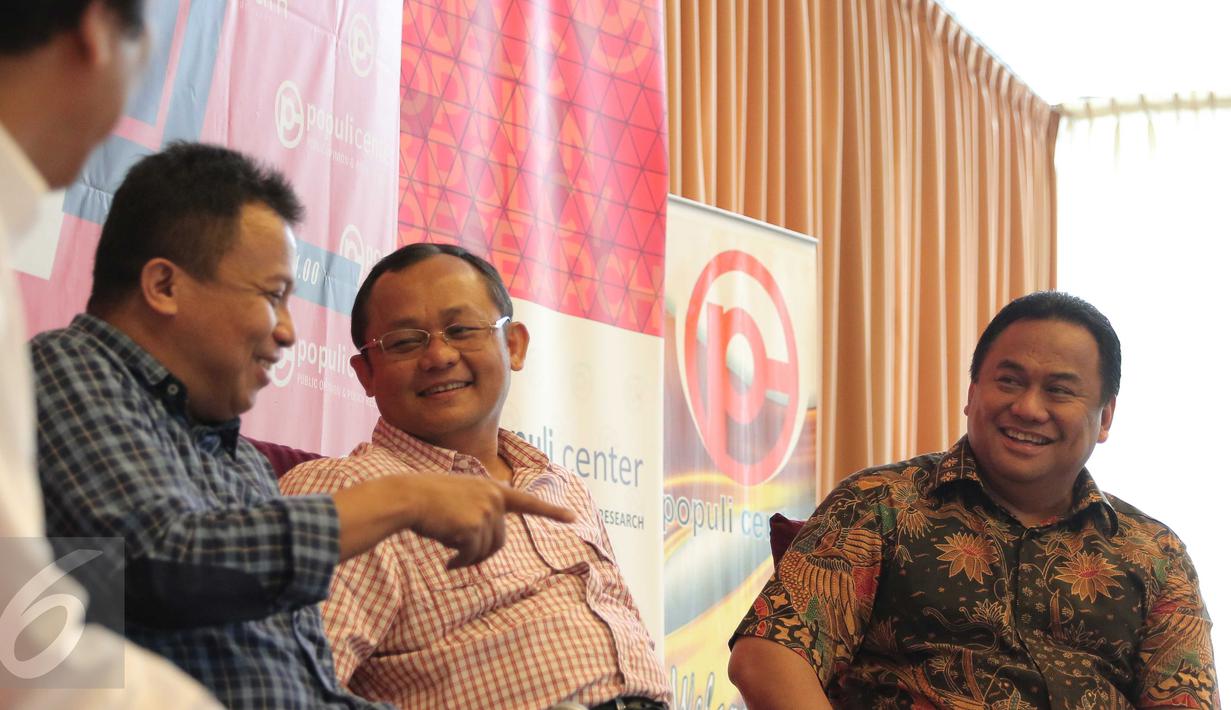 Chairman Panasonic Rachmat Gobel, Anggota DPR Muh. Sarmuji dan moderator Ichan Loulembah (ka-ki) menggelar diskusi, Jakarta, (6/2). Diskusi membahas PHK dan Perekonomian yang mana banyak Investor asing hengkang dari Indonesia. (Liputan6.com/Angga Yuniar)