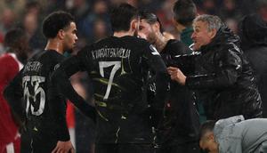 Pelatih kepala Paris Saint-Germain (PSG) asal Spanyol, Luis Enrique (kanan), berbicara kepada para pemainnya saat jeda pertandingan leg kedua perempat final Liga Champions UEFA antara Liverpool dan Paris Saint-Germain di Anfield, Liverpool, Inggris barat laut pada 14 April 2026. (FRANCK FIFE/AFP)