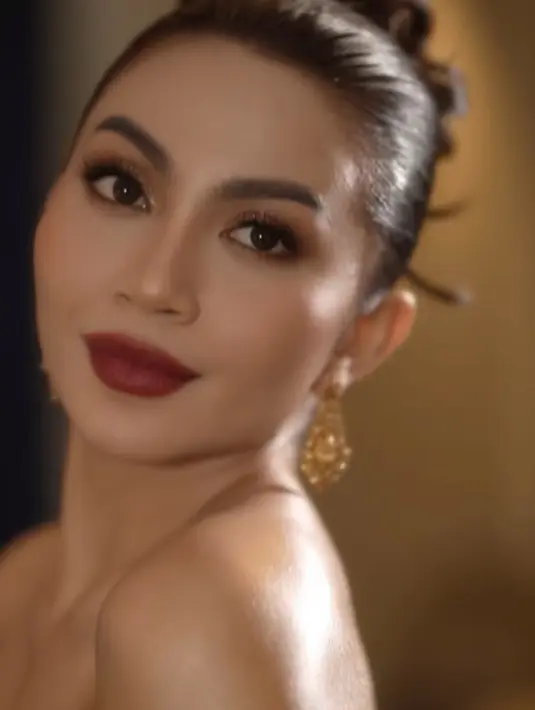 Wajah Ariel pun dipoles makeup glamor dengan blush on pink dan lipstik matte merah. Matanya dihiasi eyeshadow coklat shimmer. Rambutnya, ditata sanggul ke belakang.  [@arieltatum]
