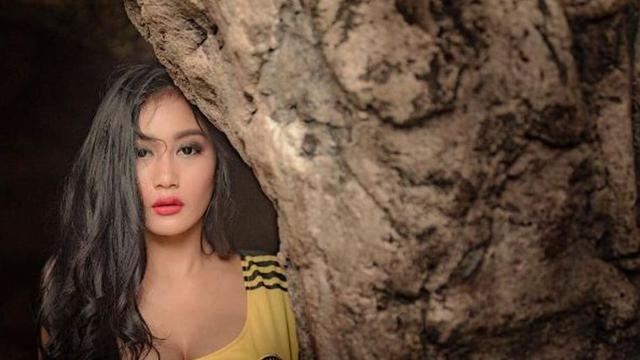 Intip 6 Foto Menggoda Pamela Duo Serigala Showbiz Liputan6 Com Pamela safitri nungging diatas mobil jefangga silalahi, 10/08/2018. foto menggoda pamela duo serigala