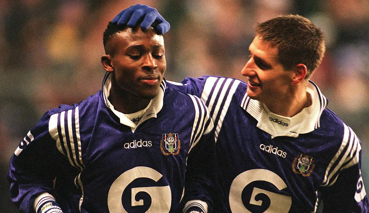 Celestine Babayaro (kiri) yang telah pensiun pada Maret 2008 bersama Los Angeles Galaxy menempati posisi ketiga sebagai pemain termuda yang melakukan debut di Liga Champions. Ia masih berusia 16 tahun dan 86 hari saat dimainkan RSC Anderlecht menghadapi Steaua Bucharest pada matchday ke-5 Grup C Liga Champions 1994/1995 (23/11/1994) dalam laga yang berakhir imbang 1-1. (rsca.be)