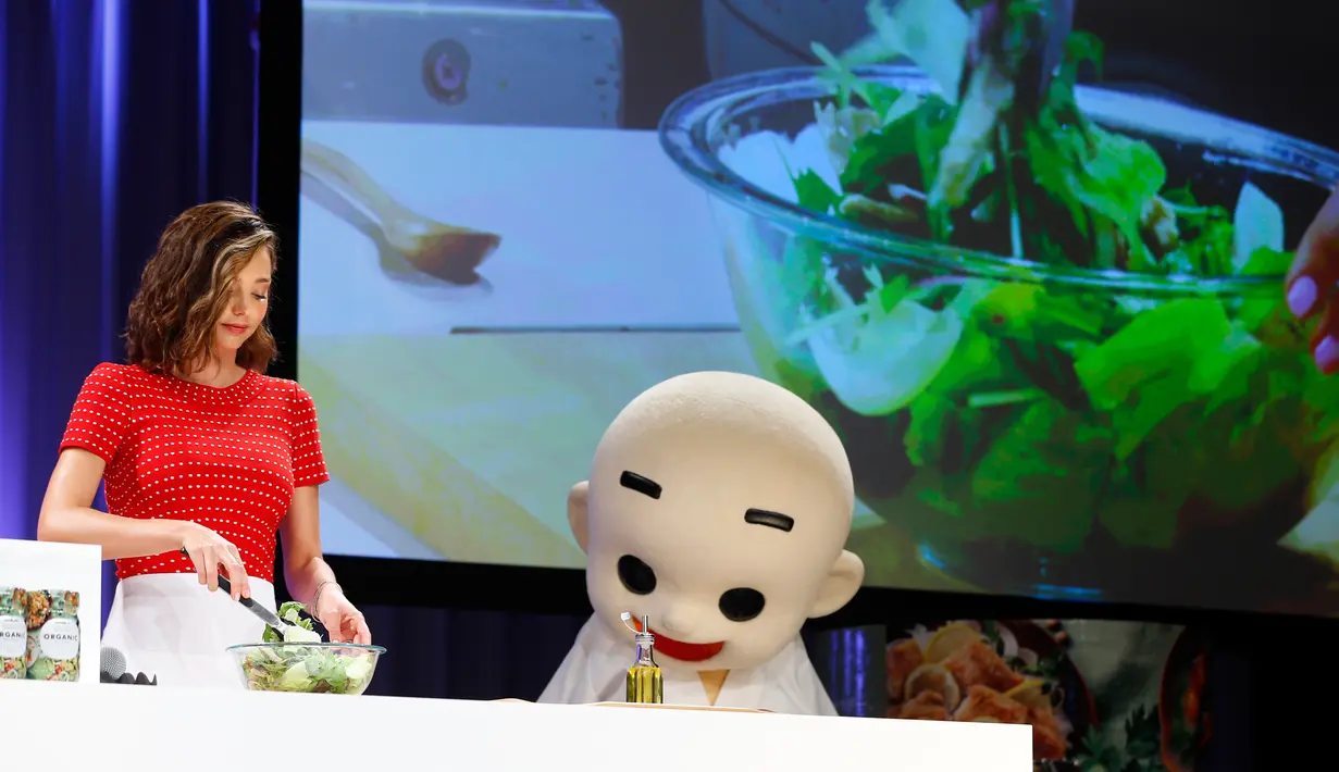 Model Miranda Kerr saat menunjukkan keahliannya dalam acara kuliner di Tokyo, Jepang, (10/7). Model asal Australia ini tampil cantik dengan dress merah saat mempromosikan salah satu kuliner di Tokyo. (AP Photo/Shizuo Kambayashi)
