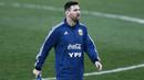 Gelandang Argentina, Lionel Messi, berjalan saat latihan di Valdebebas, Madrid, Selasa (19/3). Latihan ini merupakan persiapan jelang laga persahabatan melawan Venezuela. (AFP/Benjamin Cremel)