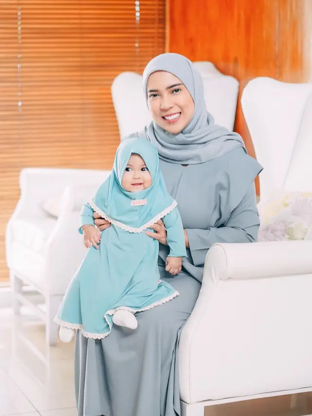 Bisa Jadi Inspirasi Lebaran, Ini 6 Potret Artis Cantik Pake Baju Kembar dengan Anak