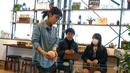 Seorang petugas mengambil landak dari kandangnya di kafe landak, Tokyo, Jepang, 5 April 2016. Terletak di distrik Roppongi, kafe tersebut menghadirkan 20 hingga 30 landak dari berbagai macam jenis. (REUTERS/Thomas Peter)