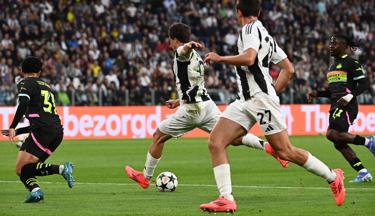 Pemain Juventus, Kenan Yildiz mencetak gol ke gawang PSV Eindhoven pada laga Liga Champions 2024/2025 di Juventus Stadium, Turin, Italia, Rabu (18/09/2024) WIB. (AFP/Isabella Bonotto)
