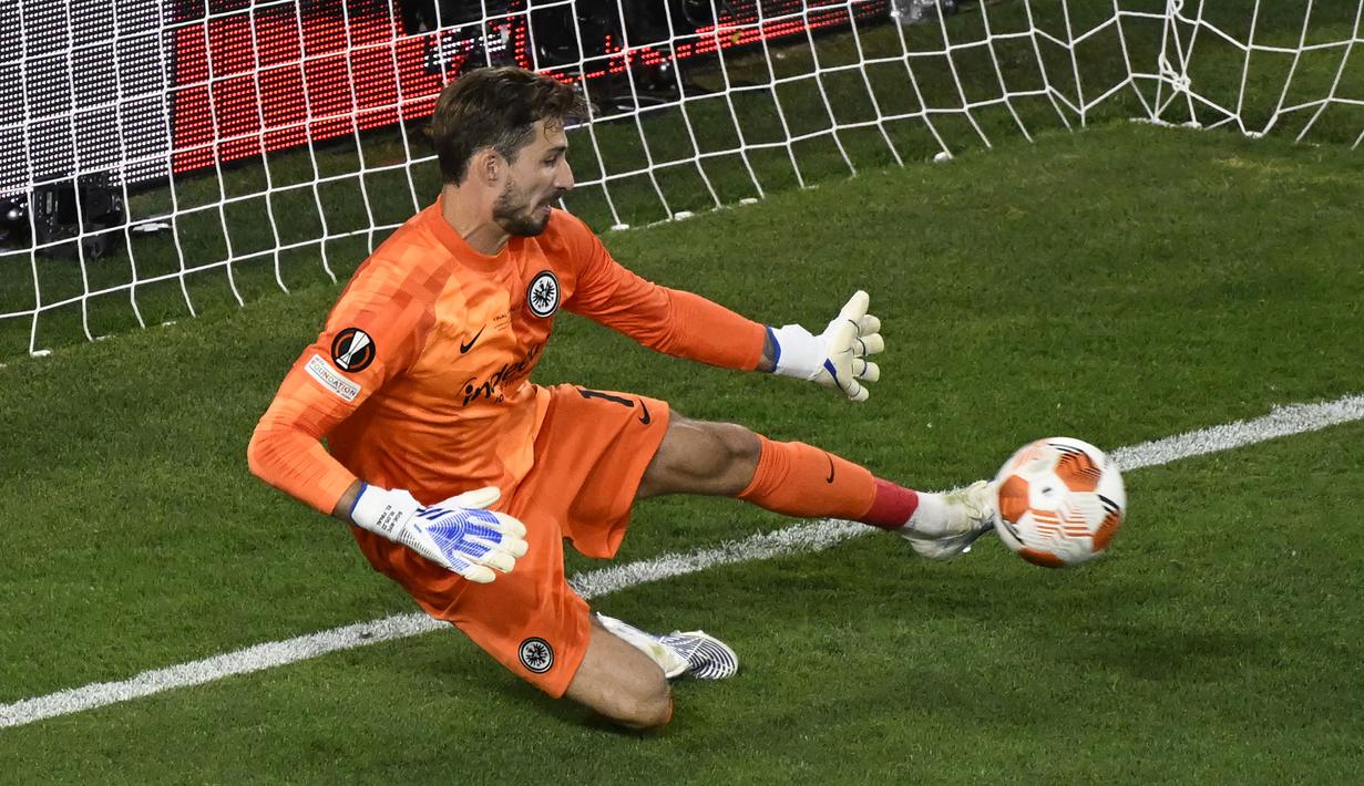 Kevin Trapp telah membela Eintracht Frankfurt sejak 2012 silam. Meski pernah dilepas ke PSG pada 2015, ia akhirnya kembali ke Deutsche Bank Park tiga musim berselang. Sejauh ini, Trapp telah membukukan 256 penampilan dengan menorehkan 58 clean sheets. Ia juga menjadi sosok penting kemenangan Die Alder di Liga Europa musim lalu. (AFP/Pierre-Philippe Marcou)