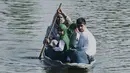 <p>Seorang pria mendayung perahu selama jam sekolah di Danau Dal di Srinagar, India, Rabu (11/5/2022). Danau terbesar di negara bagian tersebut penting untuk kegiatan perikanan, perairan, rekreasi, dan pariwisata. (TAUSEEF MUSTAFA / AFP)</p>