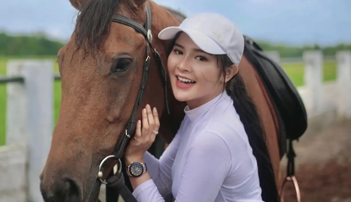 Sebelum menikah dengan Denny Caknan, Bella Bonita kerap membagikan potretnya saat berkuda. Dalam kesempatan tersebut, wanita yang disapa Bellbon itu tampil memesona dengan kaus putih. Rambutnya dikuncir dan memakai topi senada dengan warna bajunya. (Liputan6.com/IG/@bellabonita_r.a)
