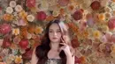 Enzy Storia terlihat menawan dalam balutan gaun floral dari Yefta Gunawan [@oniedalimz]