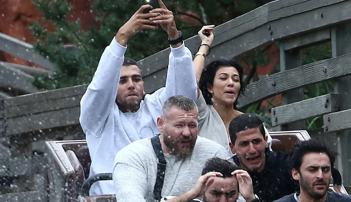 Kourtney Kardashian sendiri pun menyadari bahwa ia harus mengutamakan anak-anaknya dan tak bisa mengikuti kemauan Younes Bendjima yang selalu ingin traveling. (SplashNews)