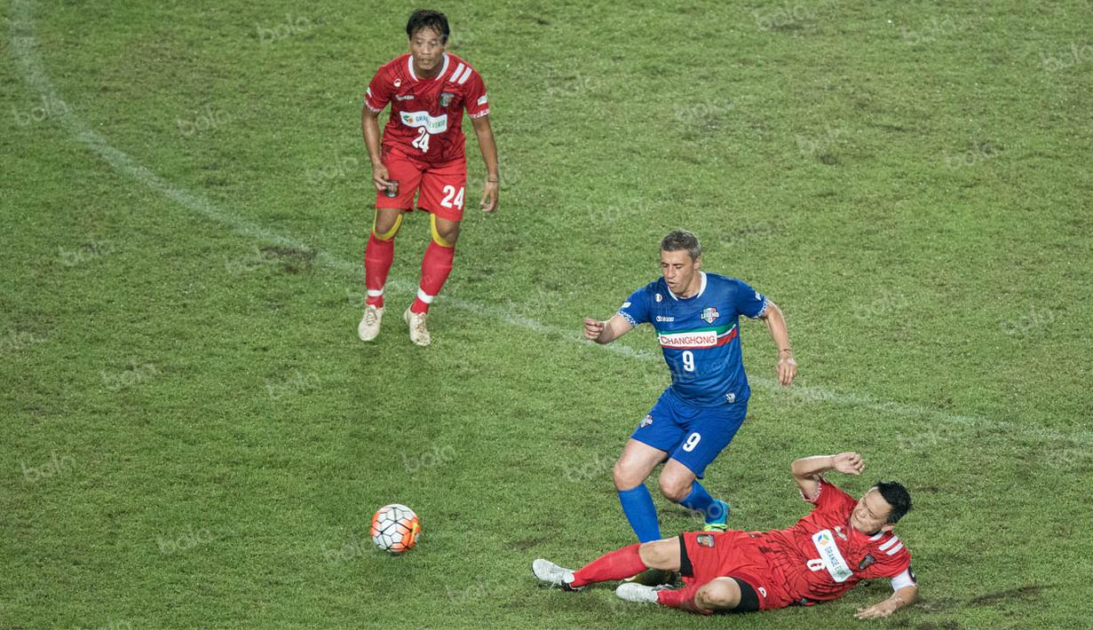 Pemain Calcio Legend, Hernan Crespo, berusaha melewati bek Primavera Baretti, Yeyen Tumena, pada laga persahabatan di SUGBK, Jakarta, Sabtu (21/5/2016). (Bola.com/Vitalis Yogi Trisna)