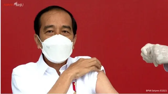 10 Potret Jokowi Lakukan Suntik Vaksin COVID-19 Pertama Buatan Sinovac