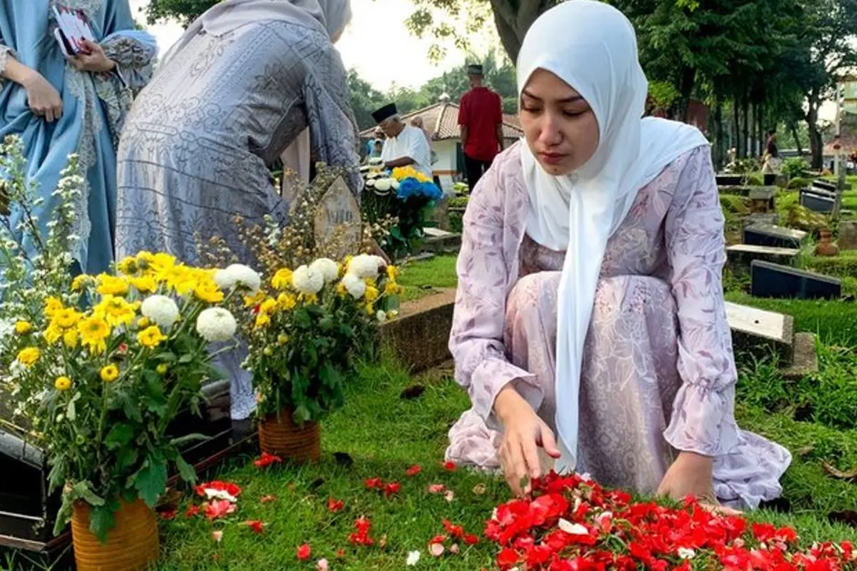 Tamara Tyasmara di makam Dante (Kapanlagi.com - M Akrom Sukarya)