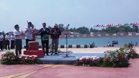 Menpora Imam Nahrawi mendampingi Presiden Joko Widodo saat memukul gong dibukanya kompetisi Piala Presiden cabor dayung di JSC Palembang (Liputan6.com / Nefri Inge)