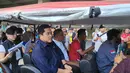 Ketua Umum PSSI, Erick Thohir, saat menumpangi kereta kelinci yang telah disediakan untuk berkeliling ke area Stadion Manahan, Solo, Minggu (12/3/2023). (Bola.com/Radifa Arsa)