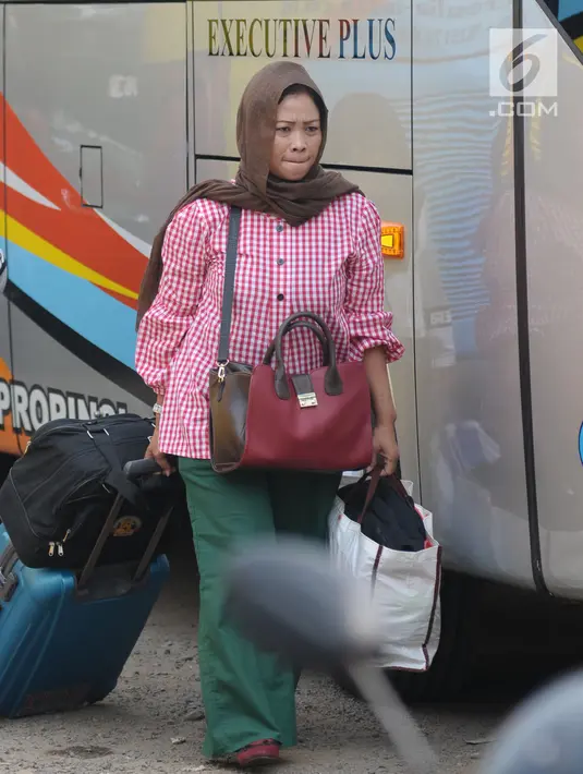 Calon penumpang menuju bus antar kota antar provinsi di Terminal Bus Bayangan Lebak Bulus, Jakarta, Sabtu (9/6). H-6 jelang Hari Raya Idul Fitri 1439 H, Terminal Bus Bayangan Lebak Bulus mulai dipadati calon pemudik. (Liputan6.com/Helmi Fithriansyah)