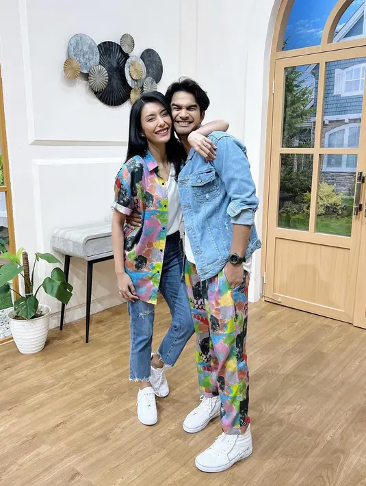 Meski terpaut usia 7 tahun lebih muda, Tengku Tezi terlihat romantis saat bersanding dengan Tyas Mirasih. Potret kebersamaan mereka kerap panen pujian dari netizen. (Liputan6.com/IG/@tyasmirasih).
