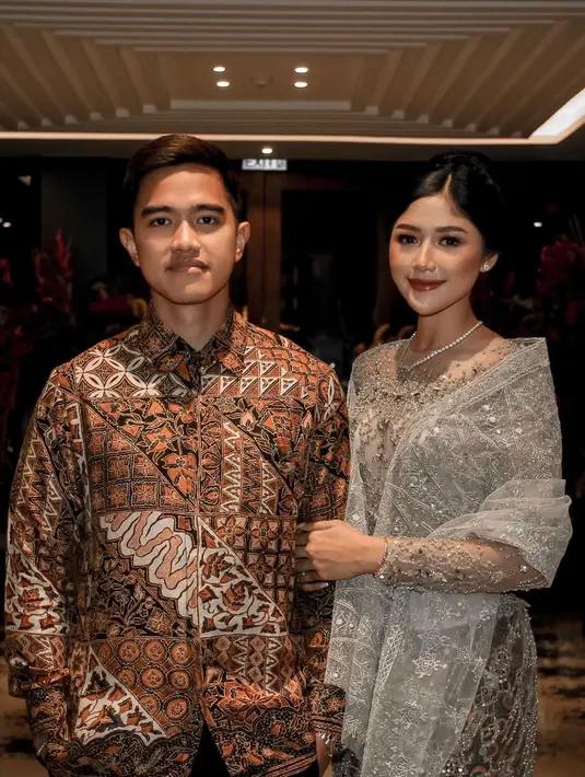 Kebaya full payet ini dipadukan dengan kain batik dan selendang tulle berpayet [@kaesangp]