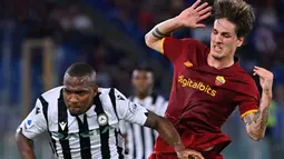 Pemain AS Roma Nicolo Zaniolo (kanan) berebut bola dengan pemain Udinese Samir pada pertandingan Serie A Liga Italia di Olympic Stadium, Roma, Italia, 23 September 2021. AS Roma menang 1-0. (Alberto PIZZOLI/AFP)