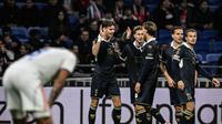 Para pemain Go Ahead Eagles merayakan gol ke gawang Lyon pada lanjutan Liga Europa 2025/2026, Jumat (12/12/2025) dini hari WIB. (JEFF PACHOUD / AFP)
