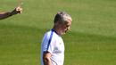 Pelatih Prancis, Didier Deschamps saat memimpin sesi latihan di Clairefontaine-en-Yvelines, Paris, (9/7/2016). Deschamps pernah mengangkat trofi juara Eropa tahun 2000. (AFP/Franck Fife)