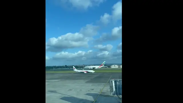 Pesawat Airbus A380-800 milik Emirates bersanding dengan pesawat lain yang lebih kecil. (Foto: Twitter @Muhakbar_p)